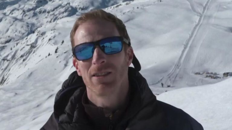 Gillon Campbell a tiré son fils de la neige. Photo: La Chamoniarde
