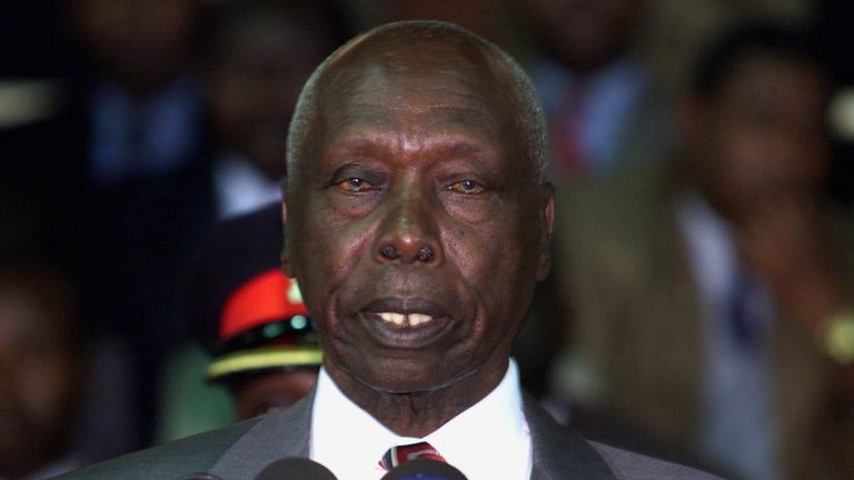 PHOTO DE DOSSIER: Le président kenyan Daniel arap Moi s'adresse aux partisans du parti au pouvoir KANU et aux délégués lors d'un rassemblement pour approuver le candidat officiel du parti aux élections prévues pour le 14 octobre 2002. REUTERS / Antony Njuguna / File Photo