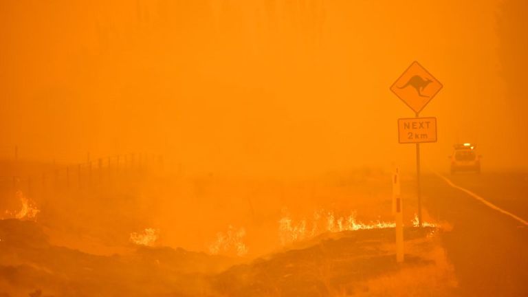 Des feux de brousse brûlent près de la ville de Bumbalong au sud de Canberra le 1er février 2020. - Les autorités de Canberra ont déclaré le 31 janvier 2020 le premier état d'urgence depuis près de deux décennies alors qu'un feu de brousse s'est abattu sur la capitale australienne. (Photo de PETER PARKS / AFP) (Photo de PETER PARKS / AFP via Getty Images)
