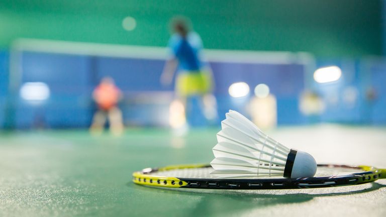 terrains de badminton avec des joueurs en compétition