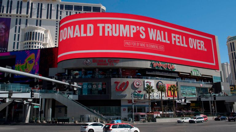 Un panneau d'affichage payé par l'espoir présidentiel démocrate Mike Bloomberg, qui attaque le président Trump et est affiché sur l'emblématique Strip de Las Vegas, au Nevada, le 21 février 2020