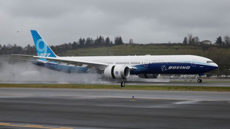 Le 777X devrait entrer en service en 2021, un an plus tard que prévu initialement en raison de problèmes de développement.
