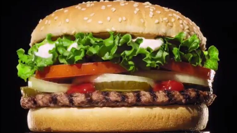 Burger King a déclaré: & # 39; La beauté de la vraie nourriture est qu'elle devient moche. & # 39; Photo: BurgerKing / Twitter