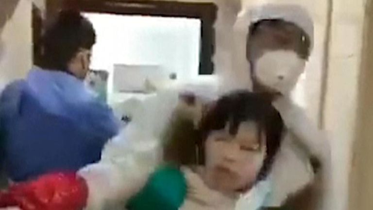 Une vidéo diffusée sur les réseaux sociaux montre que des personnes qui avaient refusé de s'auto-mettre en quarantaine étaient emmenées de force, alors que la Chine luttait contre l'épidémie de coronavirus.
