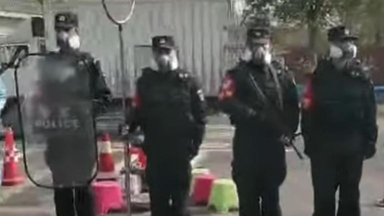 Les policiers semblaient avoir des armes à feu et des boucliers anti-émeute