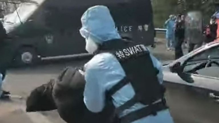 Les officiers se sont attaqués à l'homme après l'avoir filé