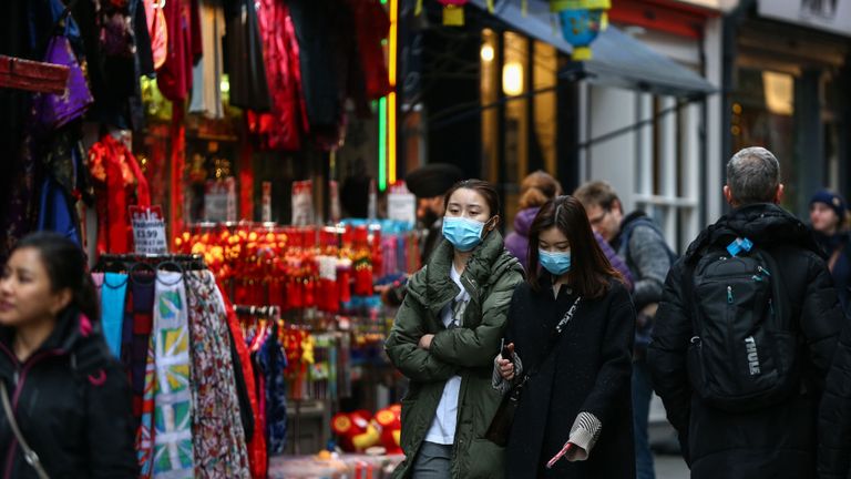 Les femmes portent des masques à Londres