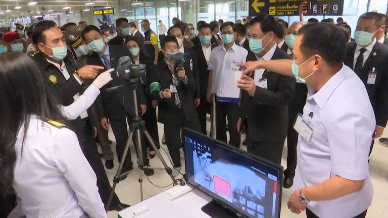 Des scanners thermiques filtrent les passagers des compagnies aériennes qui arrivent en Thaïlande