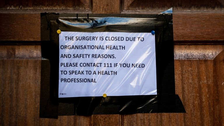 Un signe sur la porte d'entrée d'une opération à Brighton fermé sur les craintes de coronavirus