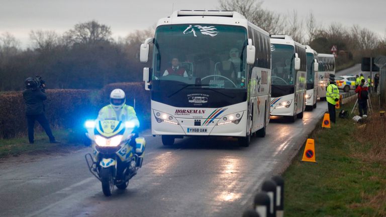 Un convoi d'autocars transportant des ressortissants britanniques évacués de Wuhan en Chine au milieu de la nouvelle épidémie de coronavirus et du personnel médical dans une tenue de protection éloigné de la station RAF Brize Norton de la Royal Air Force à Carterton, à l'ouest de Londres, le 31 janvier 2020, s'est dirigé vers l'hébergement dans une installation du NHS sur le Wirral dans le nord-ouest de l'Angleterre. - Un avion charter transportant des évacués de la ville chinoise au centre de la nouvelle épidémie mortelle de coronavirus est arrivé à la base de la Royal Air Force Brize Nort