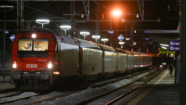 Un train arrêté par les autorités se dresse sur les voies à la statine du train sur le côté italien du col du Brenner, Italie,