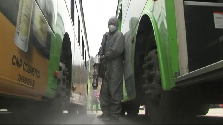 Des centaines de bus dans la capitale sud-coréenne, Séoul, ont été fumigés mercredi 26 février, au milieu de l'augmentation des cas de coronavirus à travers le pays.