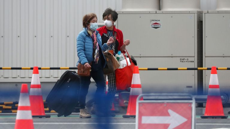 Certains passagers ont été vus monter dans des taxis après avoir été autorisés à débarquer du navire