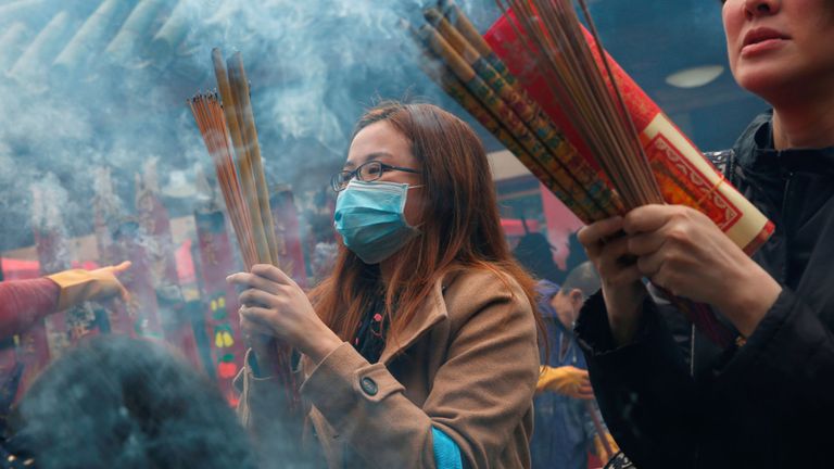 Les fidèles portent des masques au Temple Che Kung à Hong Kong