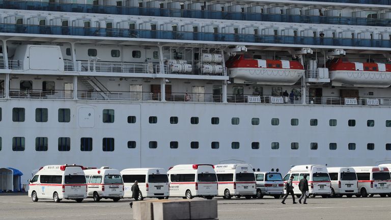 Le navire de croisière Diamond Princess, avec plus de 3700 personnes mises en quarantaine à bord en raison des craintes du nouveau coronavirus, est vu ancré au terminal de croisière de la jetée de Daikoku dans le port de Yokohama le 6 février 2020. - Des milliers de personnes ont été bloquées à bord de deux navires de croisière en Asie le 6 février, mis en quarantaine par des responsables désespérés pour endiguer la propagation d'un virus mortel qui a tué des centaines de personnes en Chine et semé la panique dans le monde. (Photo par Kazuhiro NOGI / AFP) (Photo par KAZUHIRO NOGI / AFP via Getty Images)
