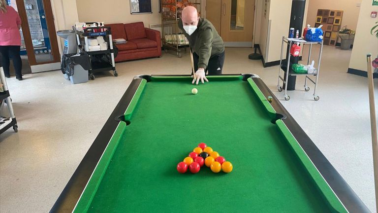 Kharn Lambert joue au billard à l'intérieur de la quarantaine des coronavirus dans le Merseyside