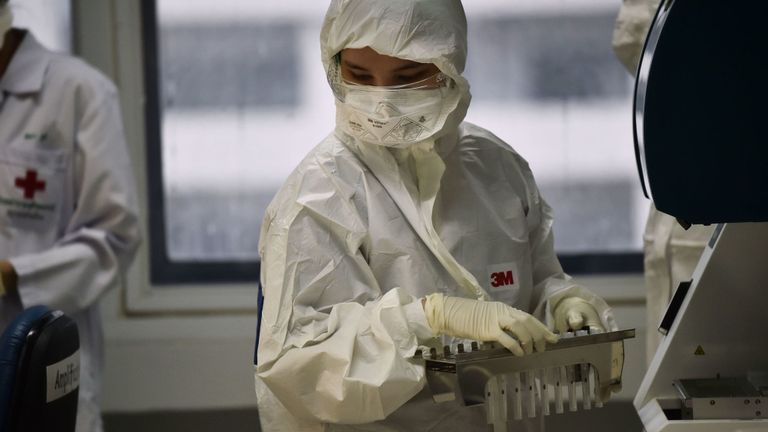 Des techniciens de laboratoire testent des échantillons de patients pour le nouveau coronavirus au Centre for Emerging Infectious Diseases of Thailand de l'Université Chulalongkorn à Bangkok le 5 février 2020. - Jusqu'à présent, la Thaïlande a détecté 25 cas confirmés du nouveau coronavirus qui proviendraient du centre de la Chine. la ville de Wuhan, qui est sous verrouillage.
