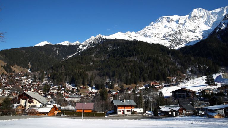 Une vue générale montre la station alpine française des Contamines-Montjoie, en France, où cinq ressortissants britanniques dont un enfant ont été diagnostiqués avec le coronavirus, après avoir séjourné dans le même chalet de ski avec une personne qui était à Singapour, le 8 février 2020 REUTERS / Denis Balibouse