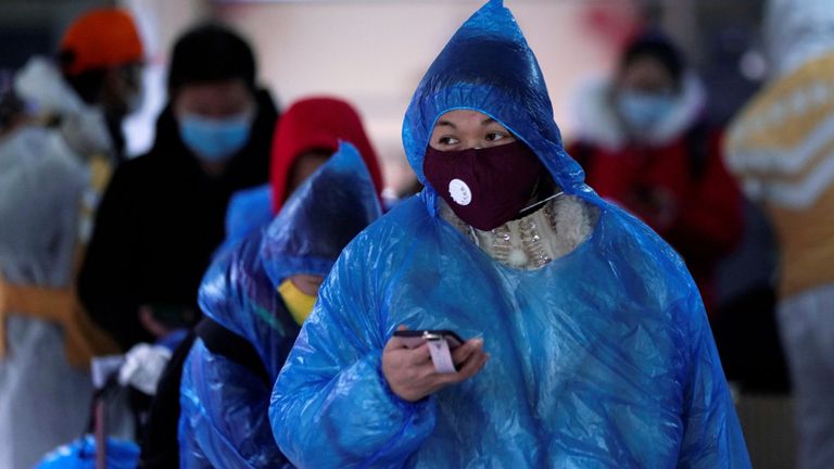 Passagers portant des masques à l'extérieur de la gare de Shanghai