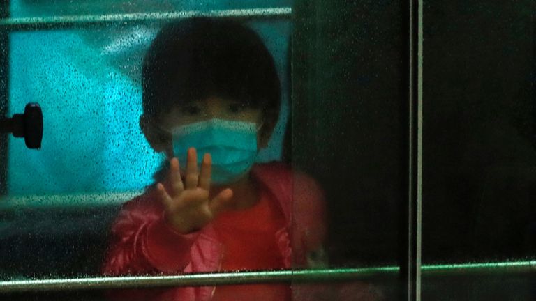 D'éminents médecins disent que le coronavirus doit être traité comme & # 39; ennemi public numéro un & # 39;