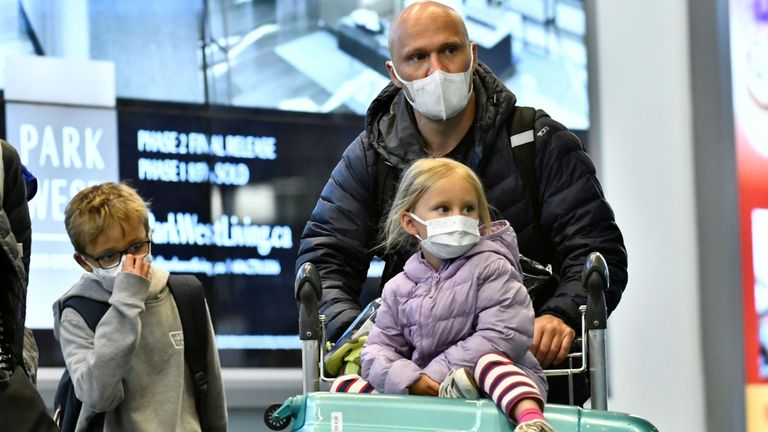 Les aéroports du monde entier ont introduit le contrôle