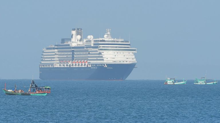 Un bateau de croisière refusé par cinq pays est arrivé au Cambodge