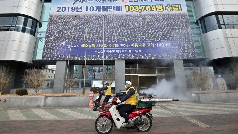 Le désinfectant est pulvérisé devant l'église Shincheonji de Jésus à Daegu