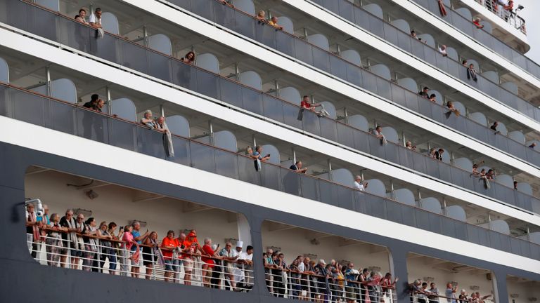 Les passagers du MS Westerdam ont agité leurs serviettes avant de débarquer au Cambodge