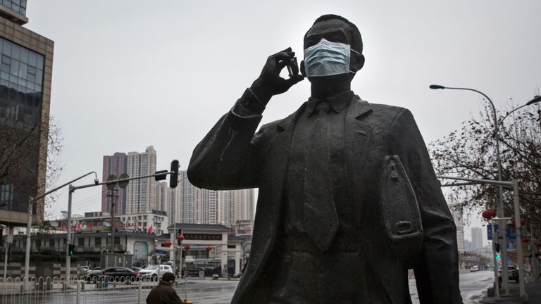 Un masque de protection a été placé sur une statue à l'extérieur de Wuhan