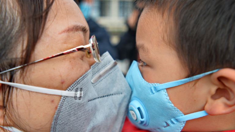 Un médecin embrasse son fils de cinq ans au revoir avant de quitter Shaoxing pour participer à la lutte contre le coronavirus 