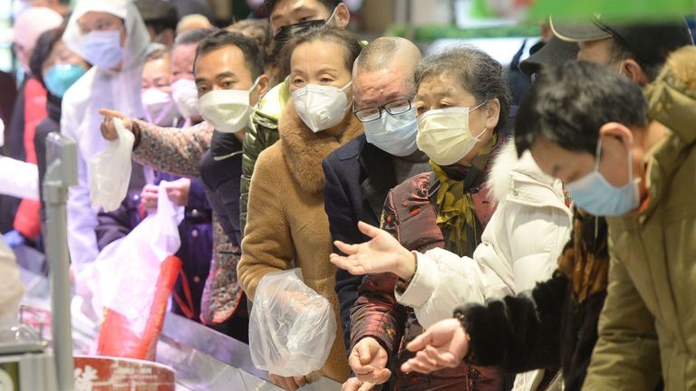 Shoopers dans des masques de protection dans un supermarché de Wuhan