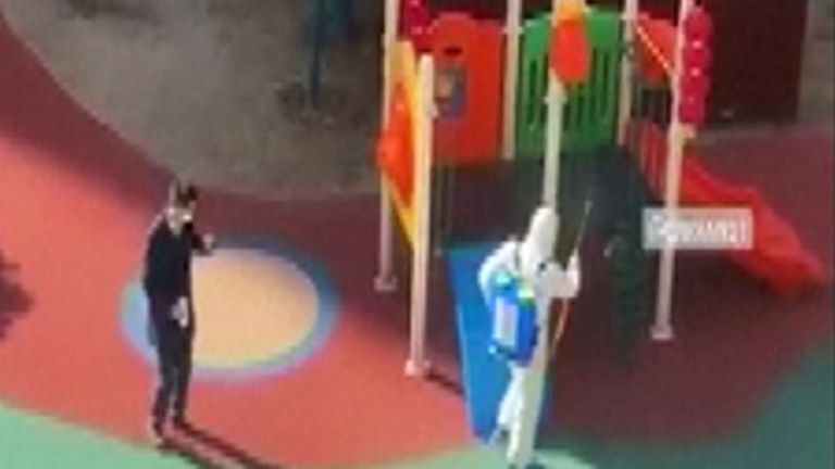 Désinfectant pulvérisé sur une aire de jeux à Wuhan