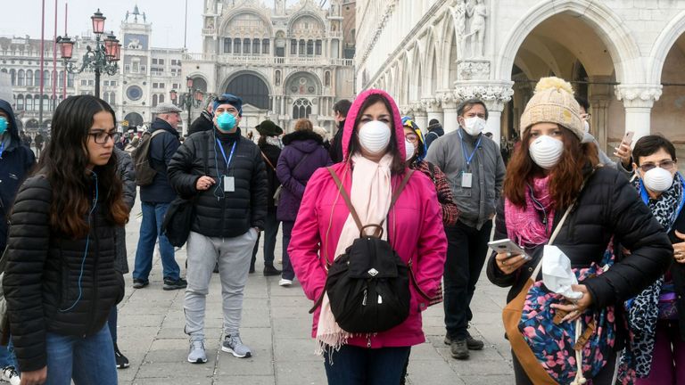 Les touristes portent des masques de protection à Venise après l'annulation du carnaval de la ville en raison de COVID-19