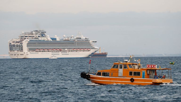 Le navire est ancré au large du port de Yokohama 