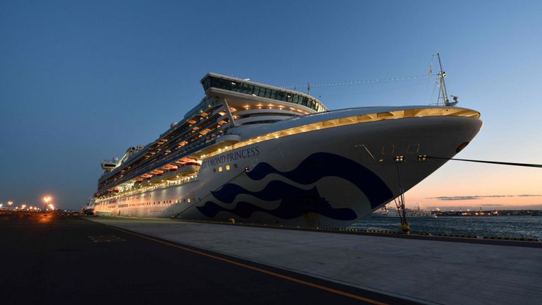 Le navire de croisière Diamond Princess, avec plus de 3700 personnes mises en quarantaine à bord en raison des craintes du nouveau coronavirus, est vu ancré au terminal de croisière de la jetée de Daikoku dans le port de Yokohama le 6 février 2020. - Des milliers de personnes ont été bloquées à bord de deux navires de croisière en Asie le 6 février, mis en quarantaine par des responsables désespérés pour endiguer la propagation d'un virus mortel qui a tué des centaines de personnes en Chine et semé la panique dans le monde. (Photo par Kazuhiro NOGI / AFP) (Photo par KAZUHIRO NOGI / AFP via Getty Images)
