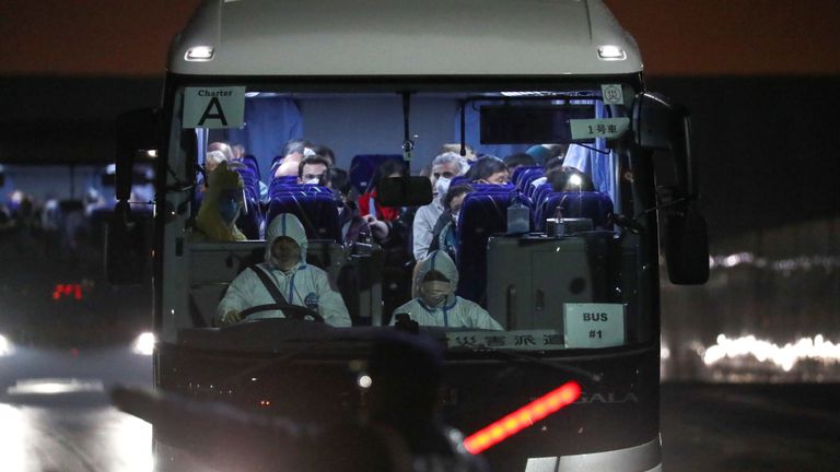 Des passagers américains évacués vus dans une navette