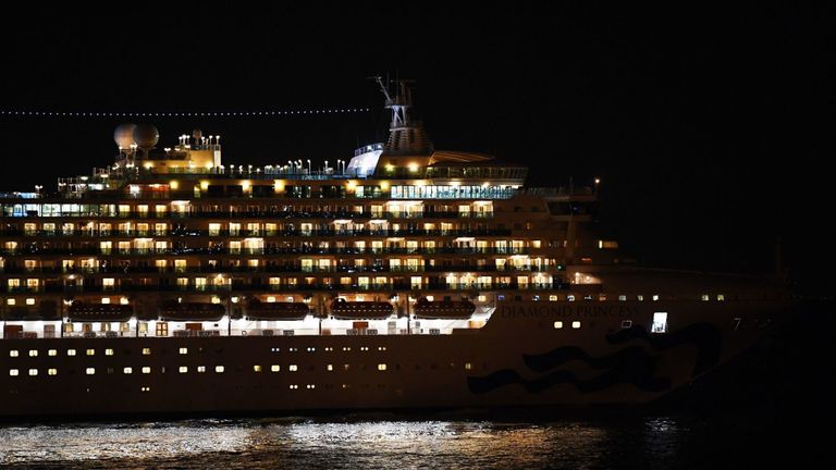 Environ 3 600 personnes sont mises en quarantaine à bord du Diamond Princess au large des côtes du Japon