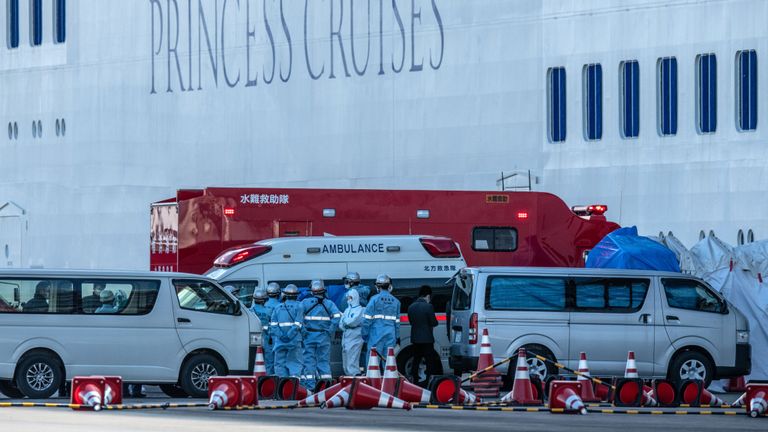 YOKOHAMA, JAPON - 06 FÉVRIER: Les travailleurs des services d'urgence dans des vêtements de protection se préparent à retirer les victimes de coronavirus du bateau de croisière Diamond Princess alors qu'il est amarré à Daikoku Pier où il sera réapprovisionné et les cas de coronavirus nouvellement diagnostiqués emmenés à l'hôpital car il reste en quarantaine le port de Yokohama après qu'un certain nombre des 3700 personnes à bord ont été confirmées comme ayant un coronavirus, le 6 février 2020 à Yokohama, au Japon. 20 passagers confirmés infectés par du coro