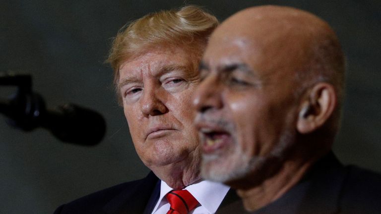 Le président américain Donald Trump et le président afghan Ashraf Ghani à la base aérienne de Bagram en Afghanistan en novembre