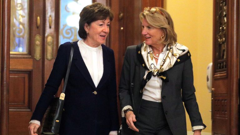 Le sénateur Susan Collins (L) était l'un des deux seuls républicains qui ont rompu avec leur parti et voté avec les démocrates