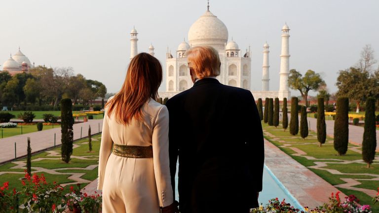 Le président américain Donald Trump et la première dame Melania Trump visitent l'historique Taj Mahal, à Agra, en Inde, le 24 février 2020. REUTERS / Al Drago
TELECHARGER L'IMAGE
Date: 24/02/2020 12:18
Dimensions: 2924 x 1886
Taille: 1,6MB
Modifier le statut: nouveau
Catégorie: A
Codes de sujet: POL ASIA DIP
Identifiant du luminaire: RC207F99EKAW
Par ligne: ALEXANDER DRAGO
Ville: AGRA
Nom du Pays: Inde
Code pays: IND
OTR: GDN324
Source: REUTERS
Rédacteur de légende: zuz
Source de nouvelles: Reuters News Picture Service - RNPS, Reuters Pictures Arch