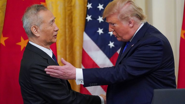Le président américain Donald Trump salue le vice-Premier ministre chinois Liu He avant de signer 