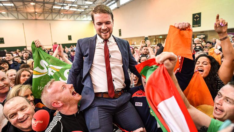 Sinn Fein & # 39; s Donnchadh Ó Laoghaire (C) célèbre être le premier TD élu au 33e Dáil, en tête du scrutin devant Micheál Martin, Simon Coveney et Michael McGrath au Nemo Rangers GAA Club le 9 février 2020 à Cork, Irlande