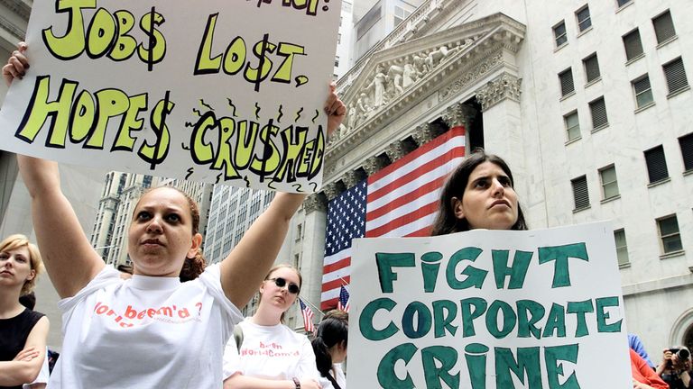 Des militants brandissent des pancartes lors d'un rassemblement à Wall Street contre le règlement de l'administration Bush avec WorldCom en 2003