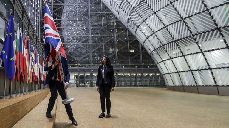 Le personnel du Conseil de l'UE a décroché le drapeau de l'Union à l'intérieur du Parlement à Bruxelles