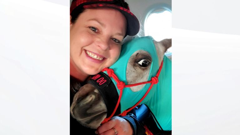 Ronica et Fred le cheval ont passé un bon moment sur leurs vols. Pic: Facebook