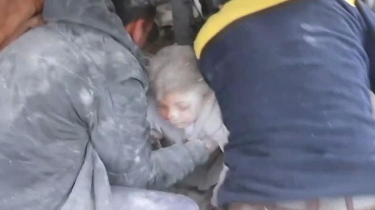 Une jeune fille a été retirée vivante des décombres d'un immeuble effondré qui avait été touché par une frappe aérienne