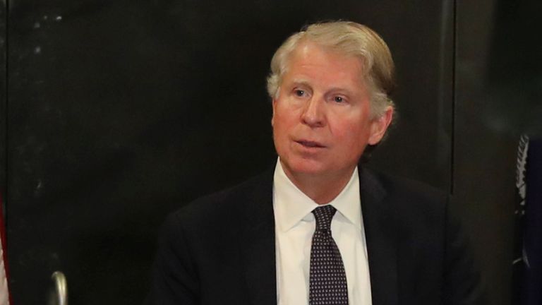 Le procureur du district de New York, Cyrus Vance Jr, s'exprime devant le tribunal pénal de New York à la suite du verdict de culpabilité de Harvey Weinstein