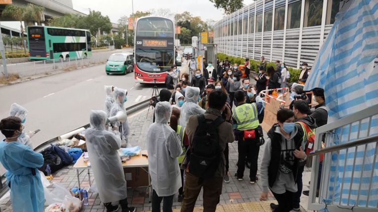 Les personnes arrivant en bus sont contrôlées sur leur chemin vers le territoire 