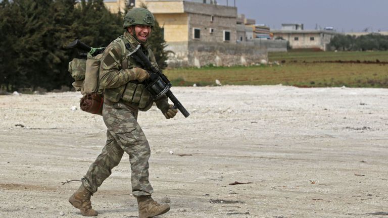 Un soldat turc patrouille dans la campagne de la province d'Alep en Syrie